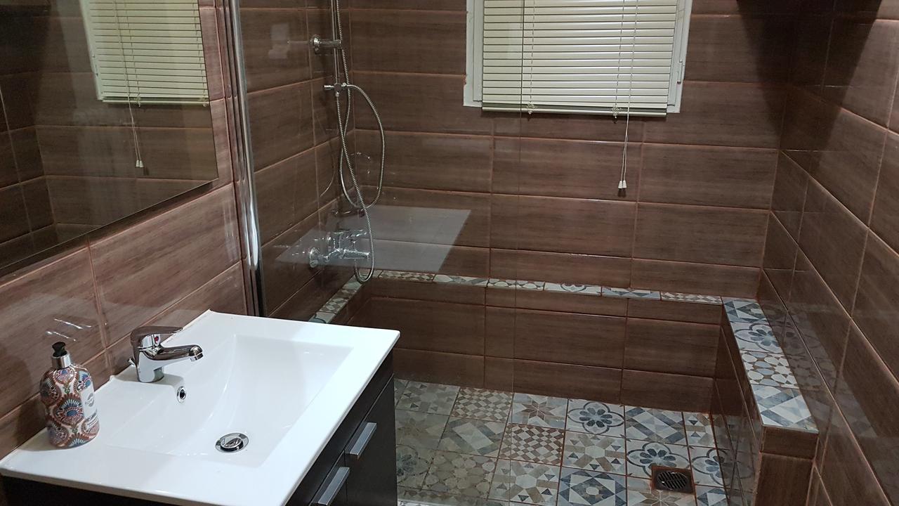 Menta errathens Apartment - Athens Center, 5 BD, 2 BATH Eksteriør billede