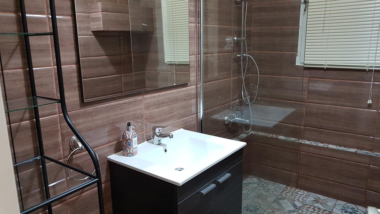 Menta errathens Apartment - Athens Center, 5 BD, 2 BATH Eksteriør billede